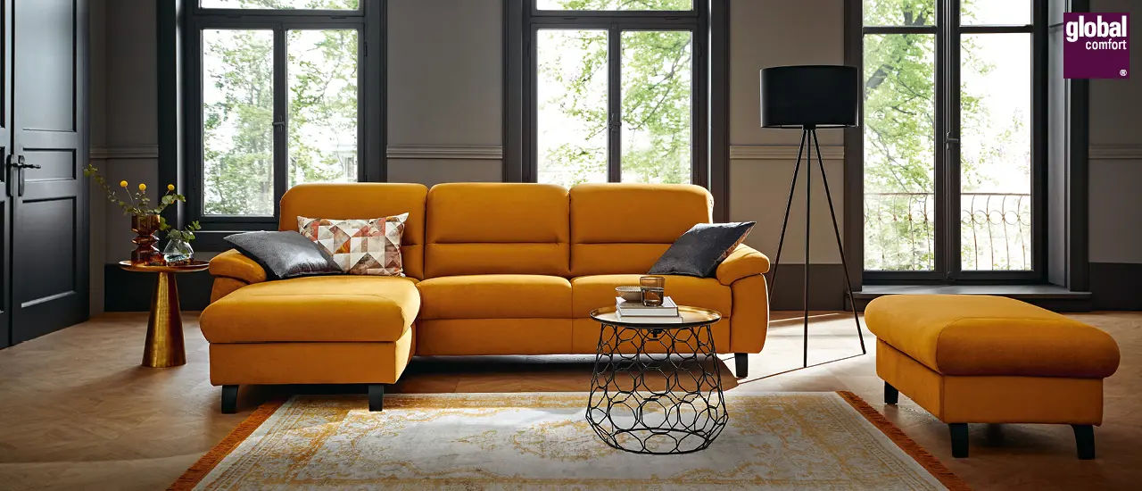 Global Comfort - Orangefarbenes Sofa in modernem Wohnzimmer