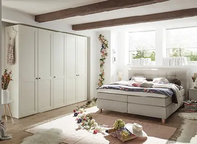 Graues Sofa mit Longchair in Raum mit wand-großen Fenstern