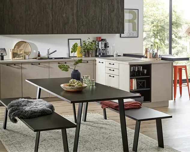 Kleine offene Küche mit Essbereich, Stauraumregal und Arbeitsplatte.