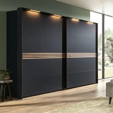 Schwebetürenschrank in Dunkelgrau mit Holzdetails im Schlafzimmer