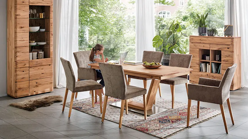 Esstisch mit gepolsterten Stühlen in wohnlichem Esszimmer mit Sitzbank