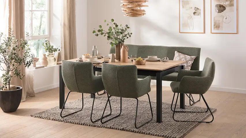 Holz-Esstisch mit gepolsterten Stühlen in hellem Esszimmer
