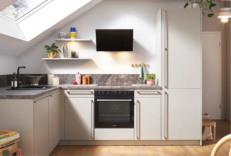Küche mit Holzfronten, offenen Regalen und dunkelblauem Hochschrank
