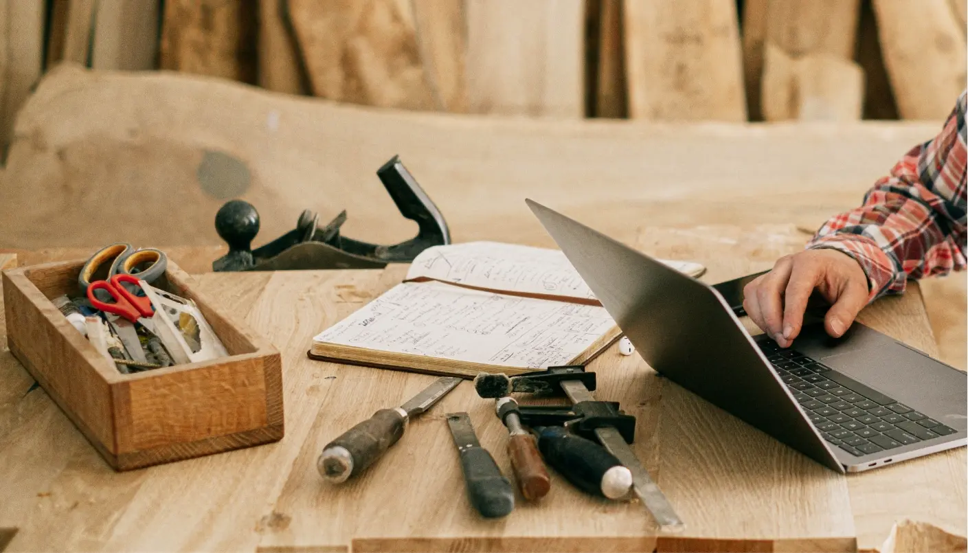 Person, Die Auf Weißbuch Schreibt