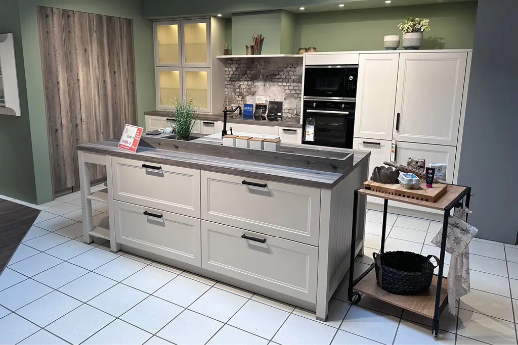 Dunkles Schlafzimmer mit eleganten Möbeln