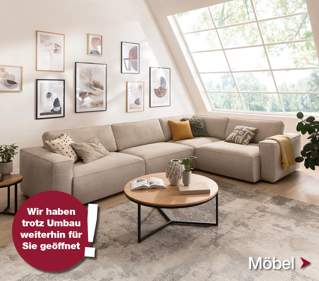 Beiges Ecksofa mit hölzernem Couchtisch in hellem Wohnzimmer mit Panoramafenster.