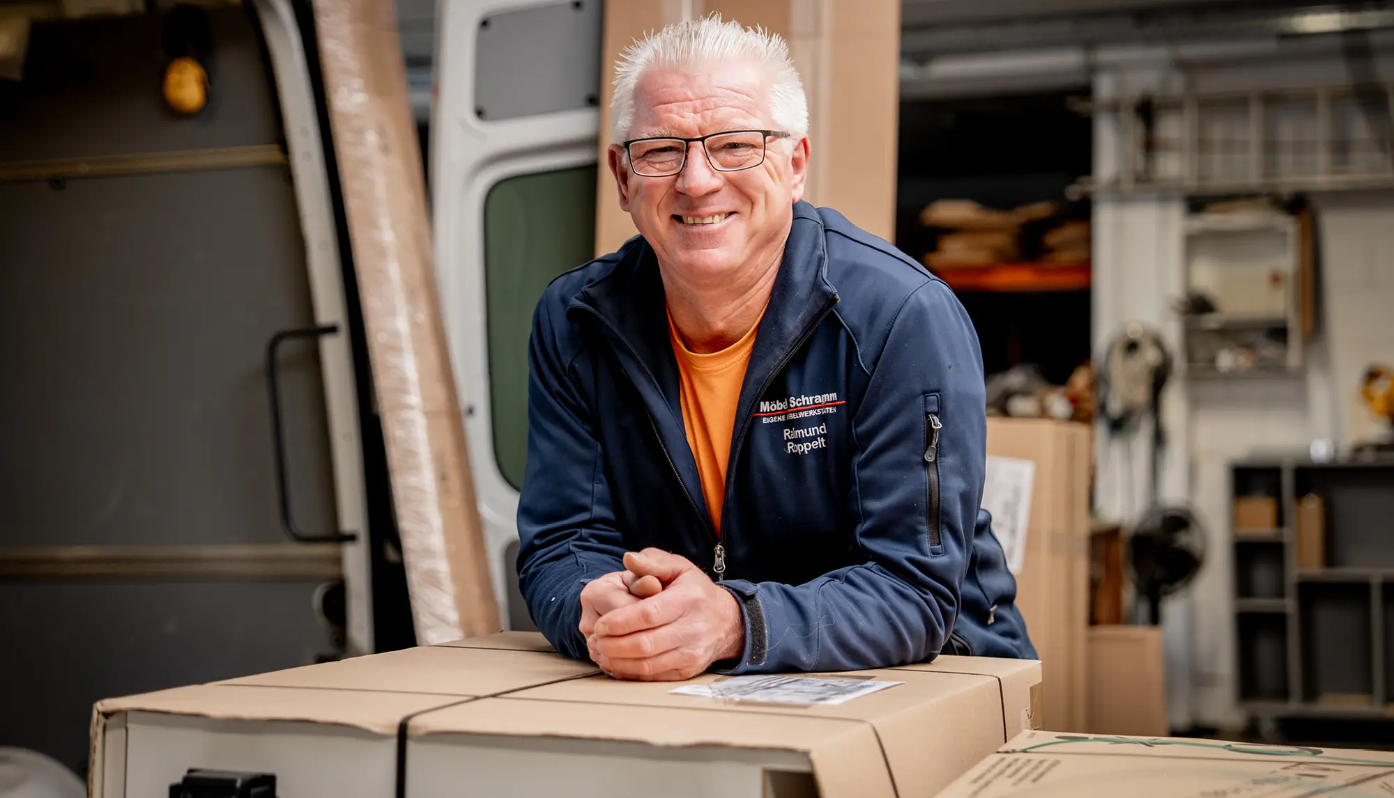 Monteur vom Möbelhaus Schramm bei der Möbellieferung