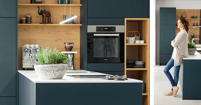 Contur Küche in blau mit Küchenplatte in heller Mamor Optik.