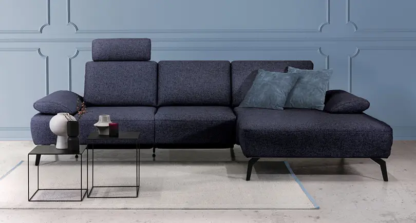 Materialien für den Couchtisch können von Holz und Stein über Keramik und Glas bis hin zu Kunststoff und Marmor reichen.