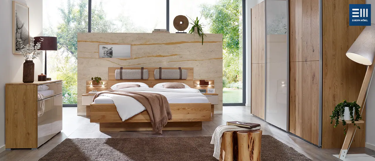 Europa Möbel-Collection - Hölzernes Bett vor Marmorwand mit hölzerner Schlafzimmereinrichtung