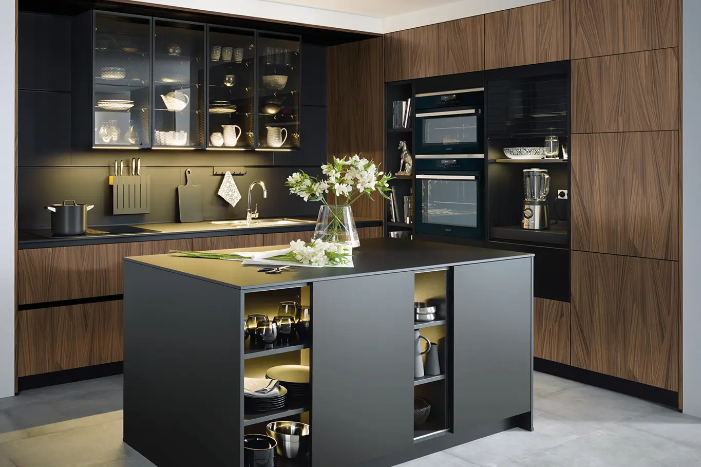Kompakte anthrazitfarbene Inselkueche mit hoelzernen Kuechenfronten