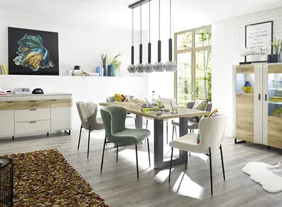 Graues Sofa mit Longchair in Raum mit wand-großen Fenstern