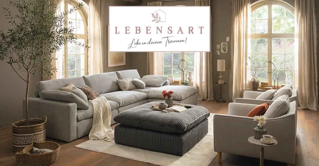 Lebensart - Gemütliches Wohnzimmer mit Sofa und Tisch