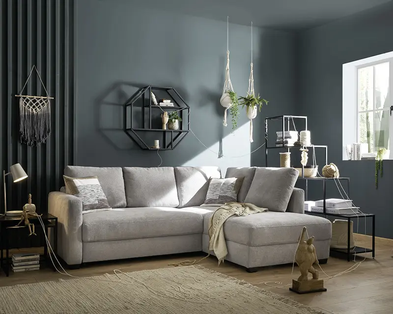 Graues Sofa mit Longchair in Raum mit wand-großen Fenstern