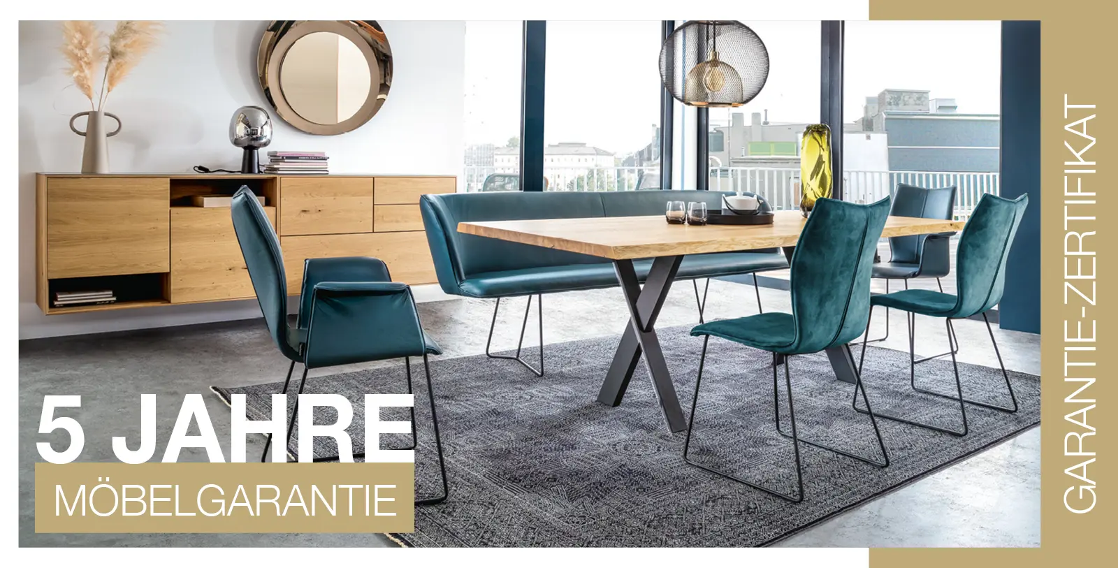 Laptop und iPhone, Text im Hintergrund