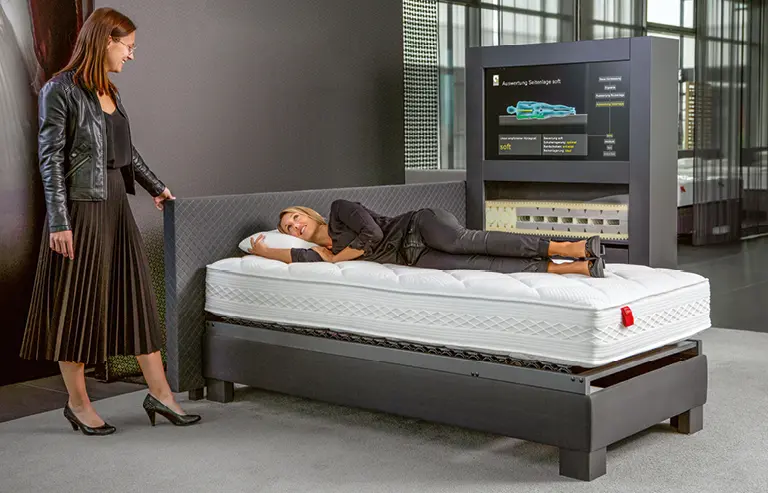 Die Beleuchtung einer Wohnwand sorgt für die besondere Stimmung im Wohnzimmer. 