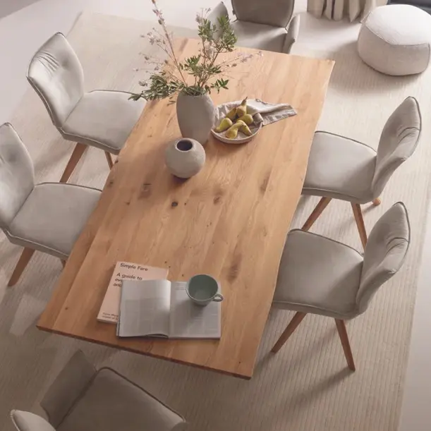 Holz Esstisch mit sechs gepolsterten Stühlen, Vase und Obstschale auf Tisch, Teppich darunter