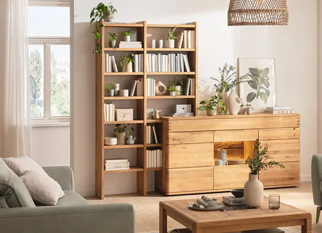 Wohnzimmer mit Holzregal, Sideboard und Couchtisch im Tageslicht