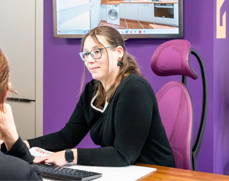 Mitarbeiterin im Beratungsgespraech mit Kunden