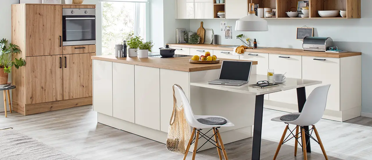 Helle Inselküche mit Holzakzenten Und Bartisch