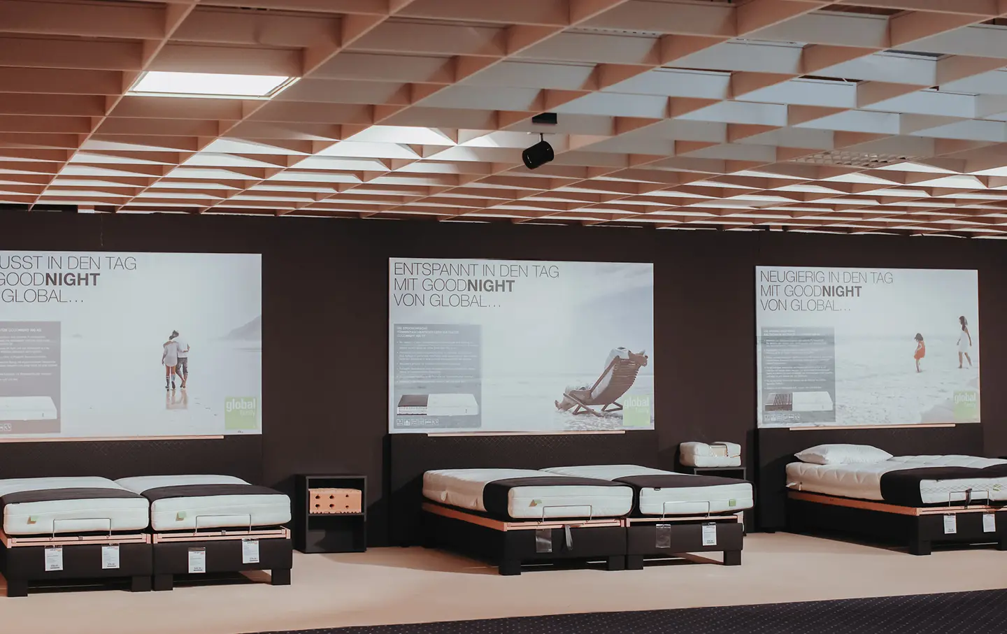 Innenansicht des Hauses in der Schlafzimmer-Abteilung mit Betten verschiedener Groessen