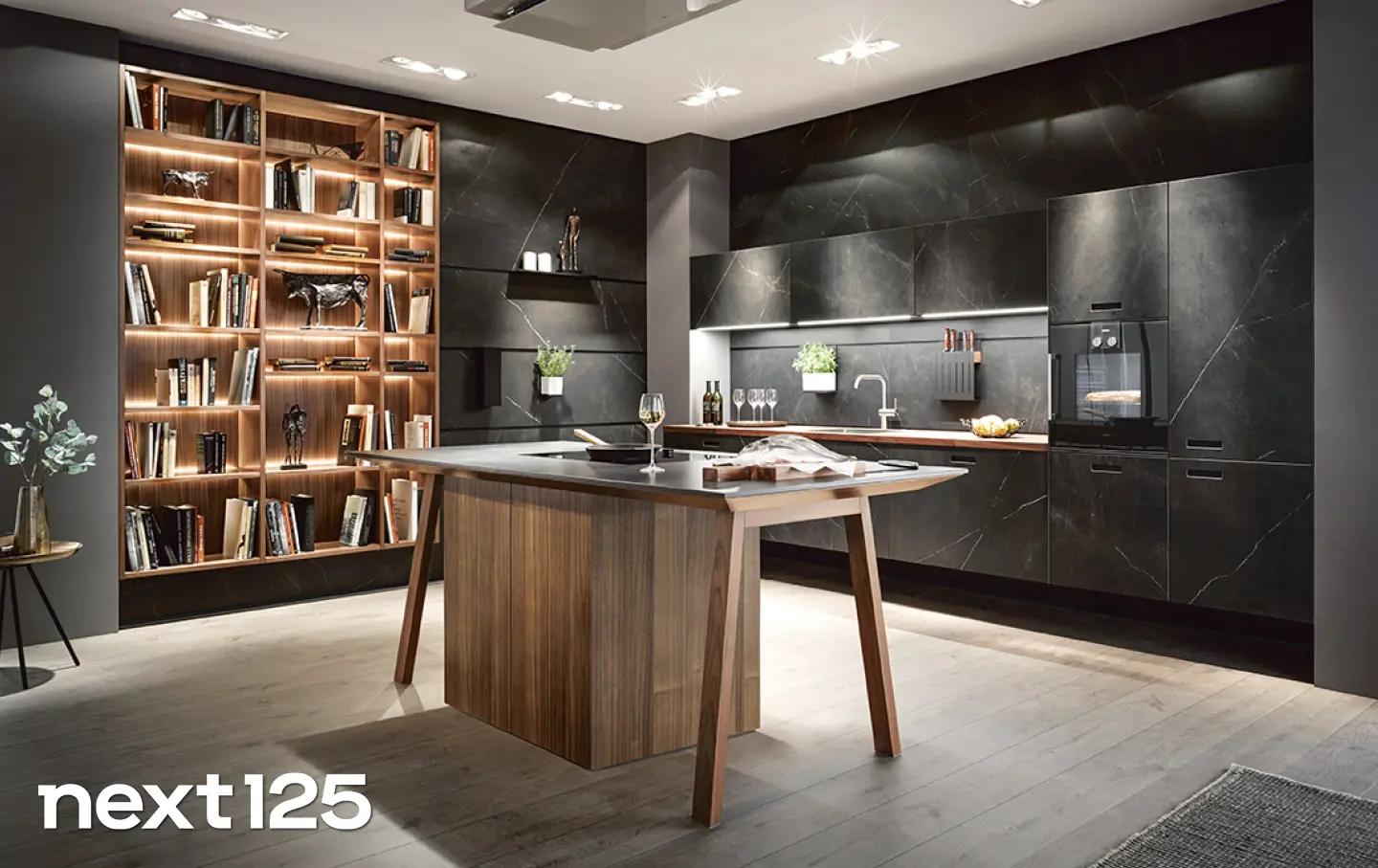 Edle Inselkueche mit anthrazitfarbenen Kuechenfronten und Holzakzenten.