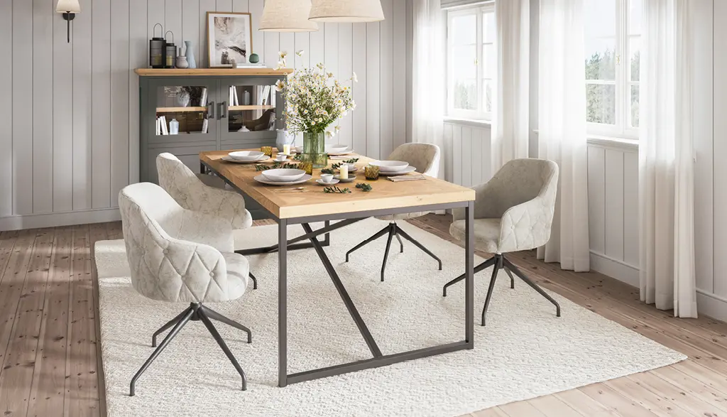 Esstisch mit Stühlen in hell erleuchtetem Esszimmer