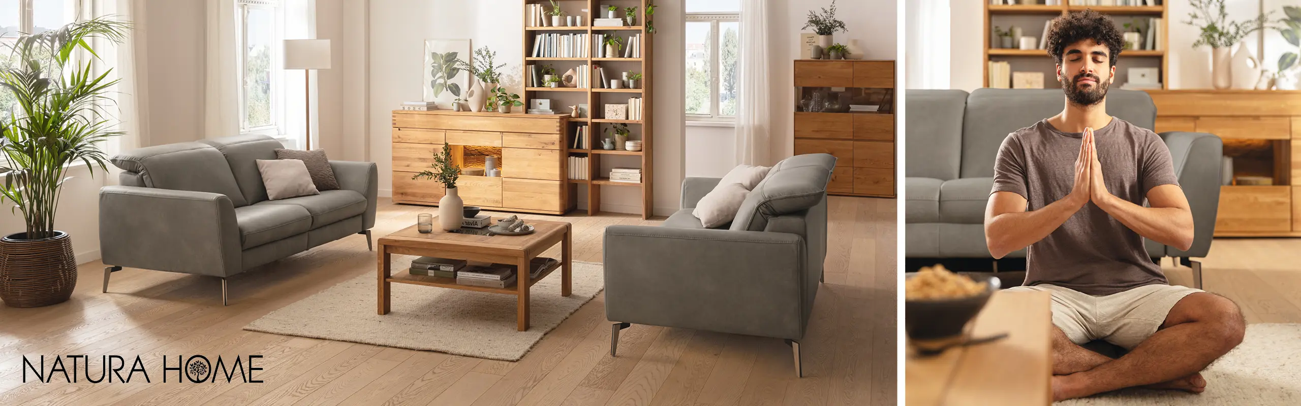 Wohnzimmereinrichtung mit zwei Sofas, Couchtisch und Highboard und meditierender Mann