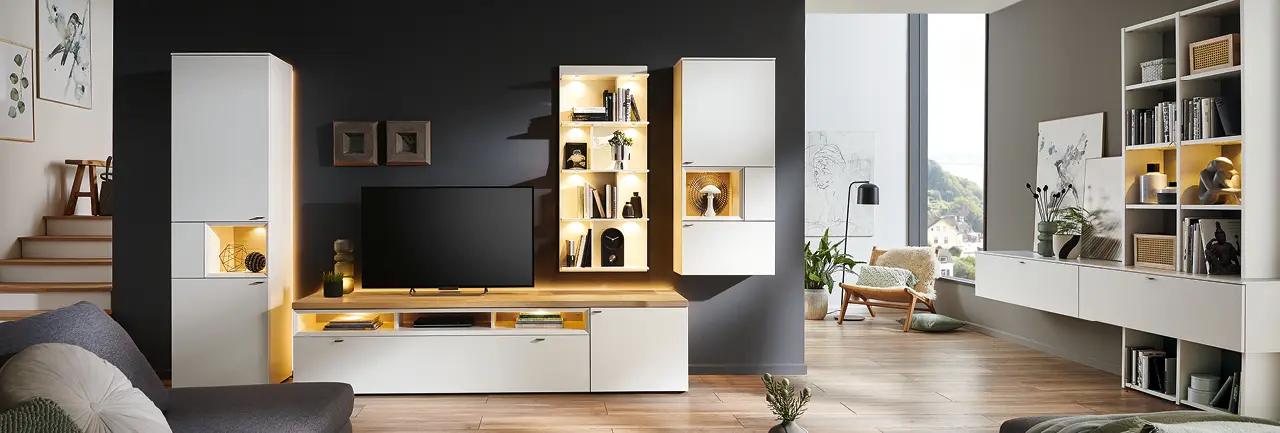 Weisse wohnwand mit Holzakzenten in offenem Wohnzimmer