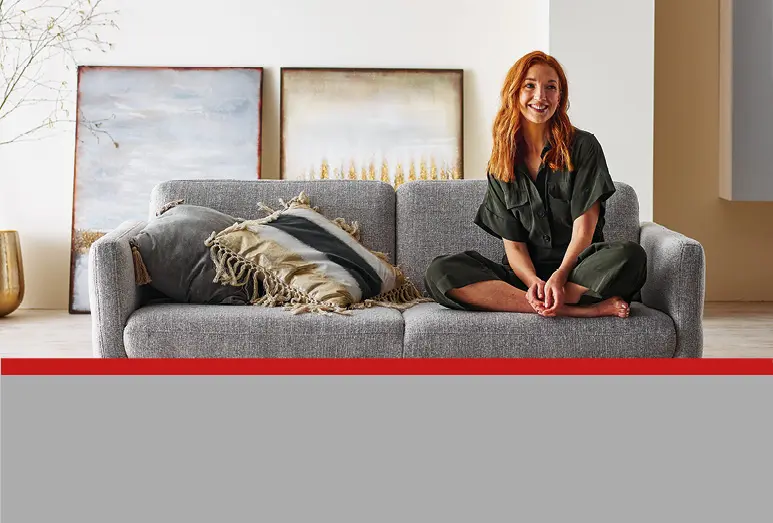 Frau sitzend auf Sofa