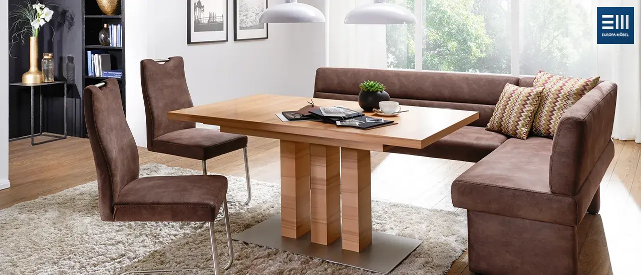 Europa Möbel-Collection - Braune Lederesszimmerbank mit passenden Stühlen an stylischem Holzesstisch