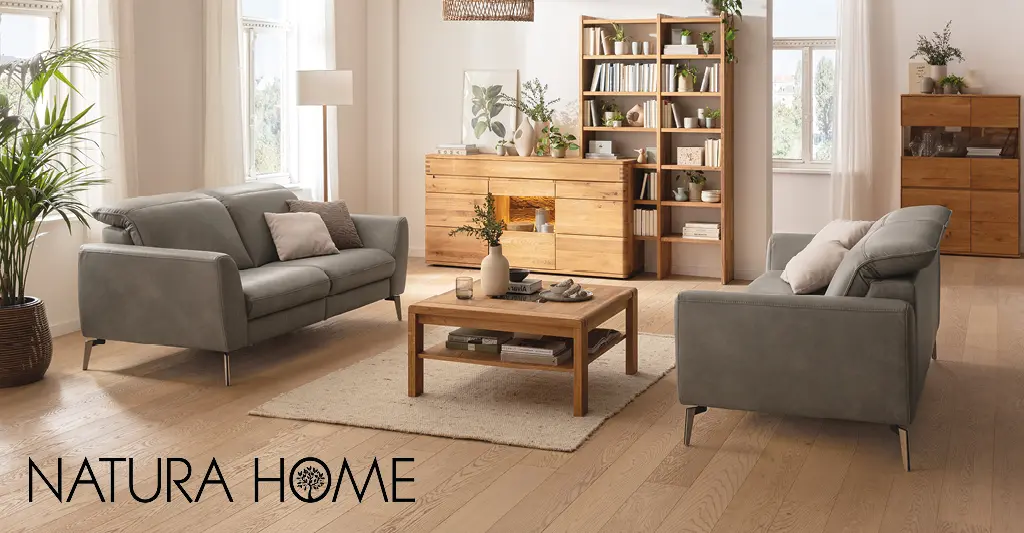 Wohnzimmereinrichtung mit zwei Sofas, Couchtisch und Highboard