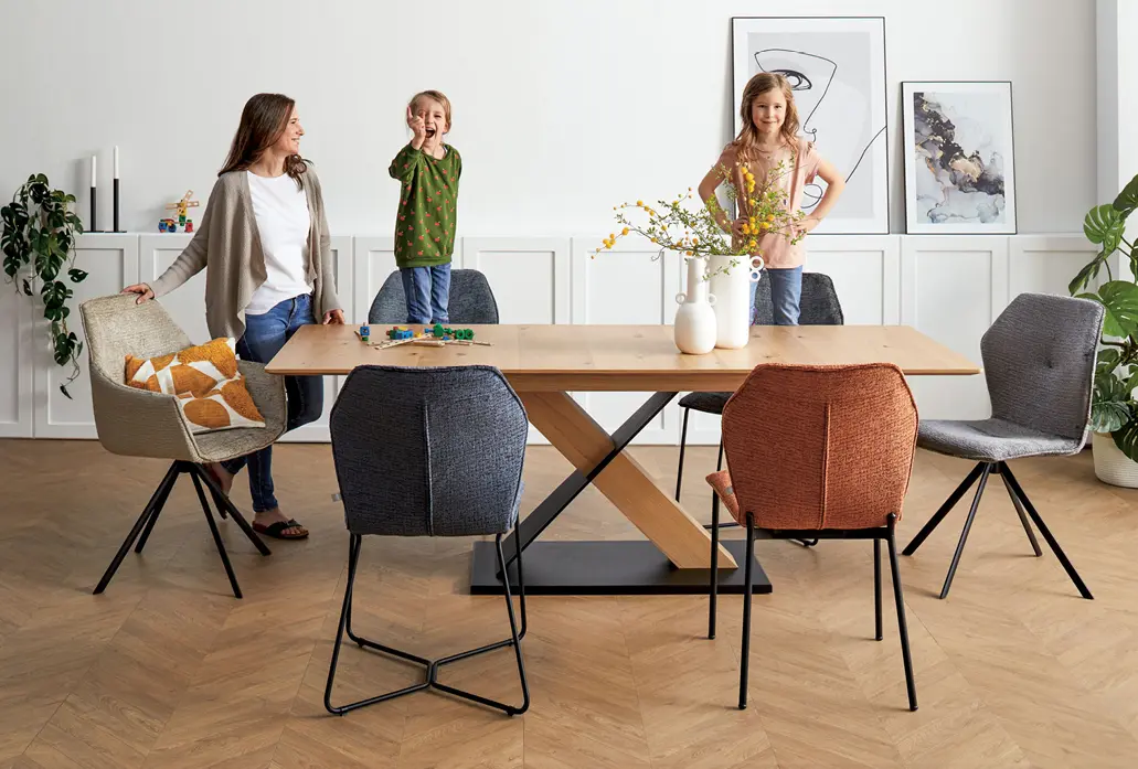 Ausziehbare Esstische bieten Platz für Familie, Freunde und Gäste. Genügend Stühle sind nötig.