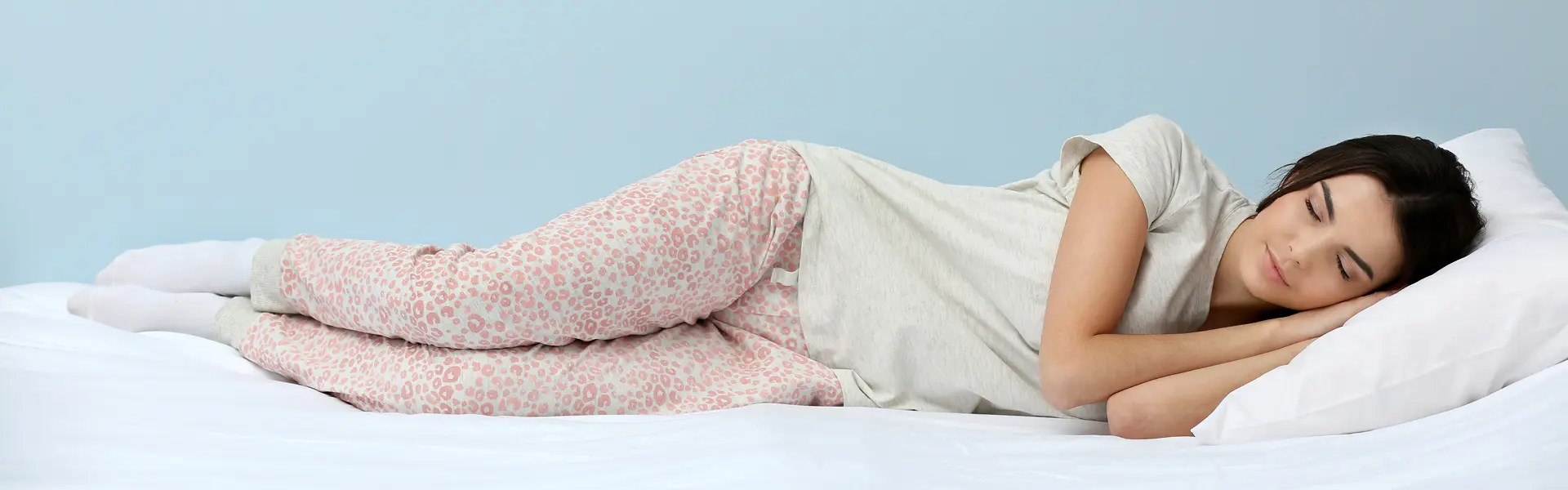 Entspannt schlafen setzt ein komfortables Bett und eine gute Atmosphäre im Schlafzimmer voraus.