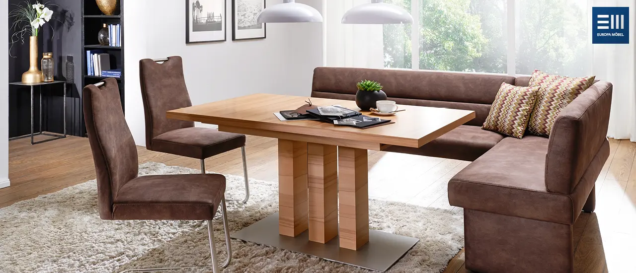 Europa Möbel-Collection - Braune Lederesszimmerbank mit passenden Stühlen an stylischem Holzesstisch