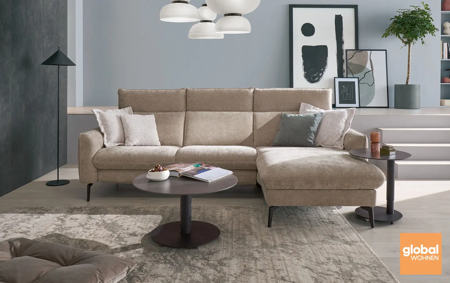 Beiges Ecksofa mit Couchtisch im modernen Wohnzimmer.