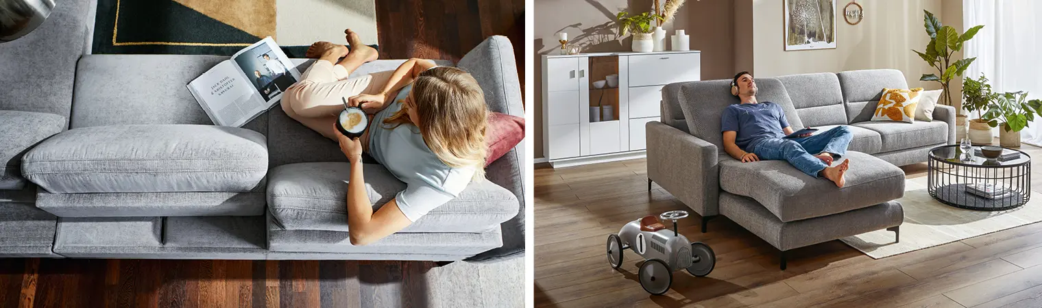 Frau mit Tasse Kaffee und Buch auf einer grauen Couch mit verstellbarer Rückenlehne, Mann mit Kopfhörern auf einer grauen Couch mit verstellbaren, ergonomischen Komponenten