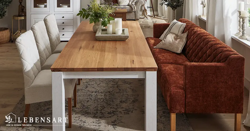 Lebensart Esszimmereinrichtung mit weissen Stuehlen, Holzesstisch und Sitzbank