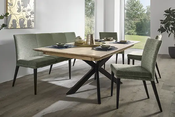 Eine gerade Bank mit Rückenlehne im Esszimmer liegt voll im Trend.
