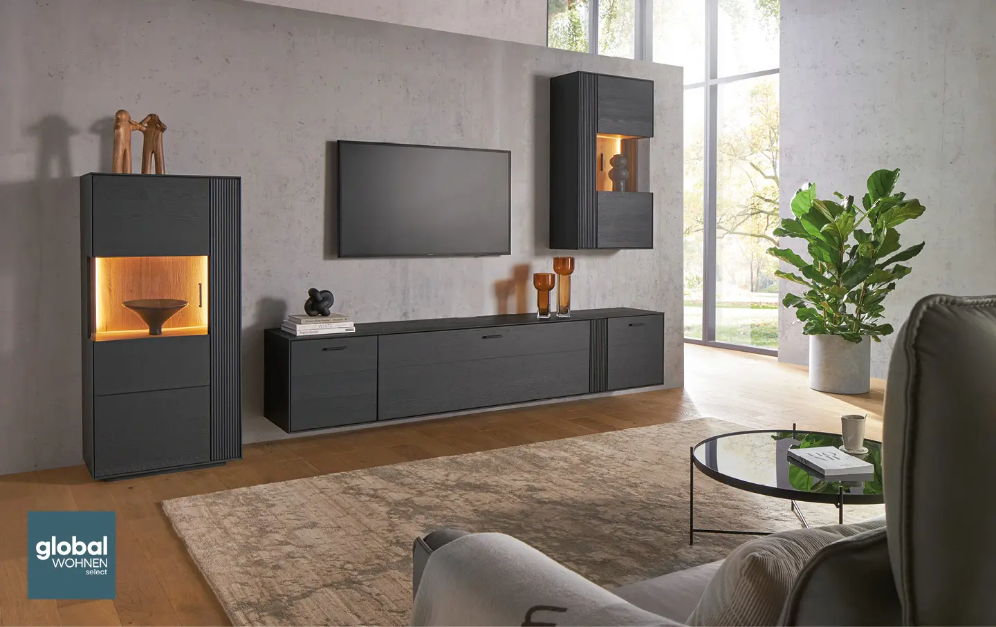 Wohnwand mit TV-Board und Vitrine in modernem Wohnzimmer.