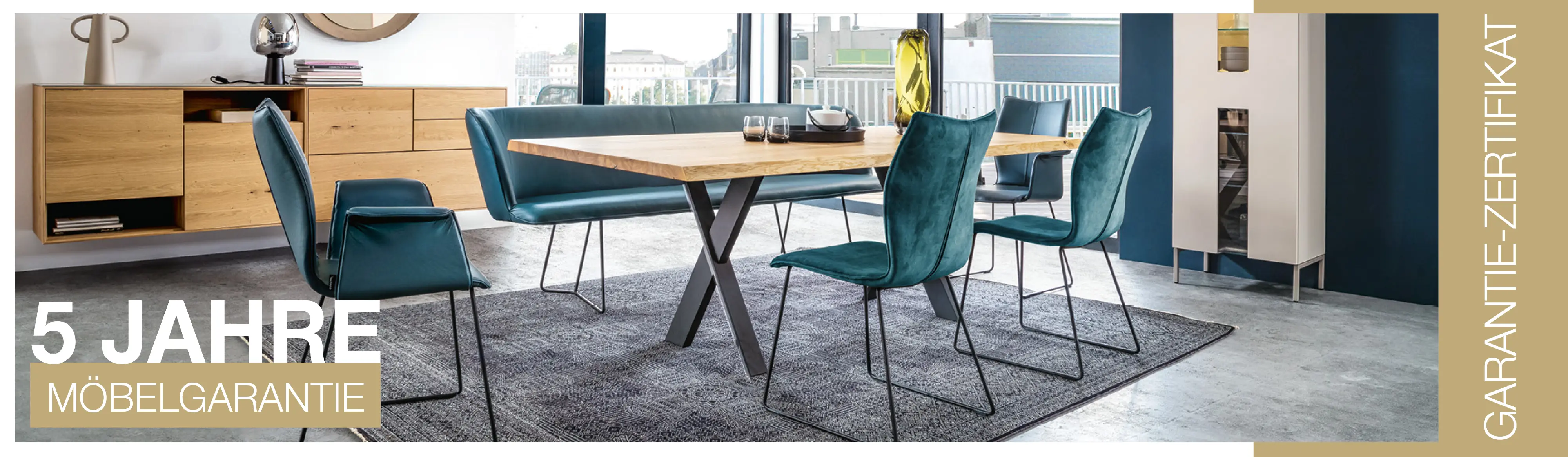 Laptop und iPhone, Text im Hintergrund