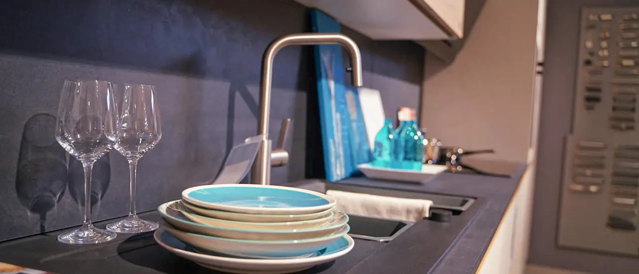 Geschirr und Dekor auf dunkelgrauer Küchenzeile