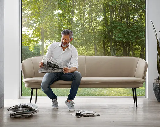 Mann sitzend auf Polsterbank