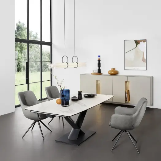 Gemütliches Esszimmer mit Holztisch und grauen Polsterstühlen