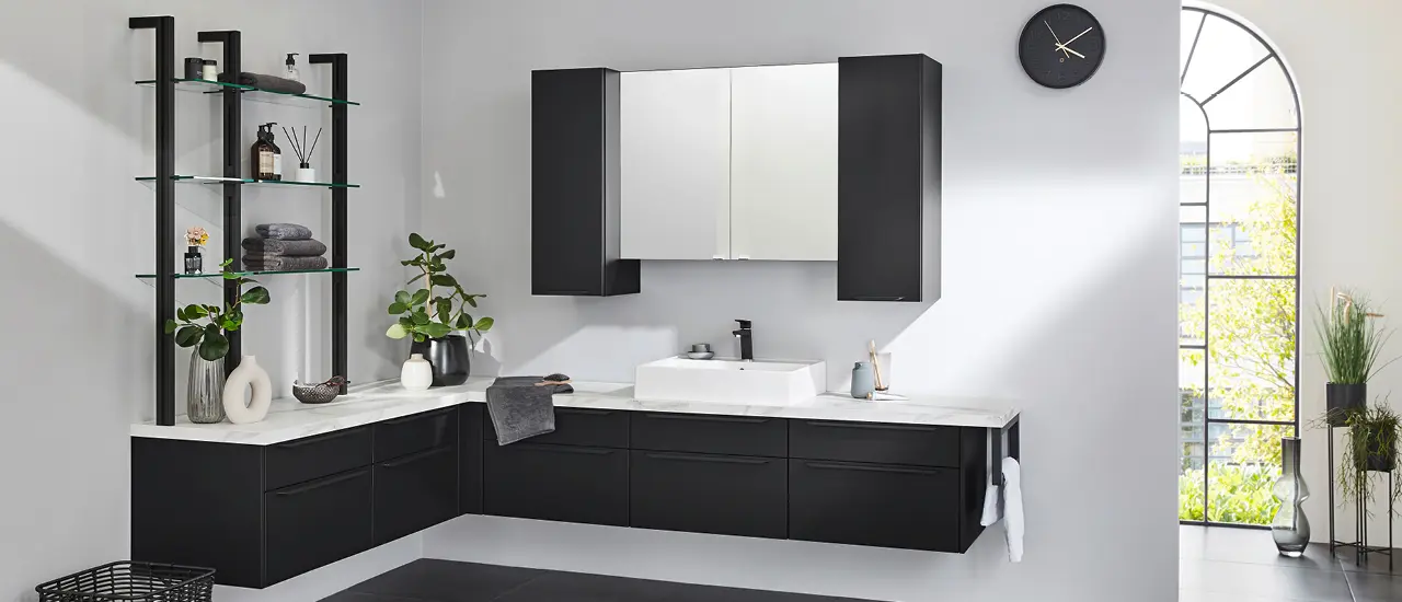Badezimmerschrank in L-Form mit Spiegel-Wandschrank