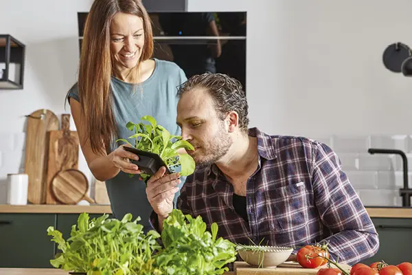  Gemeinsam kochen in der Design-Küche macht richtig Spaß.