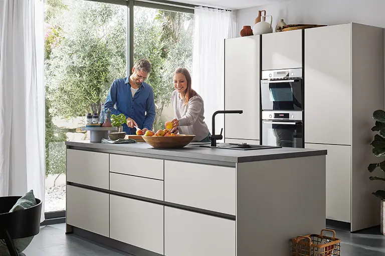 Älteres Pärchen in einer modernen Küche