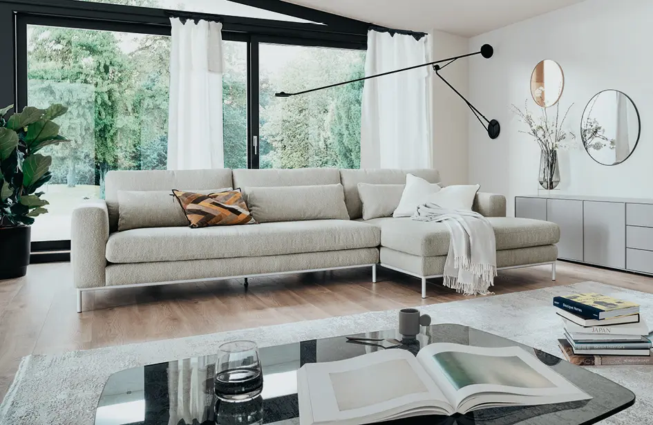 Wohnzimmer mit Sofa und Deko