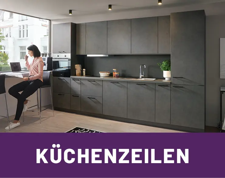 Frau sitzend vor anthrazitfarbener Contur Kuechenzeile mit Barhocker vor grossem Fenster