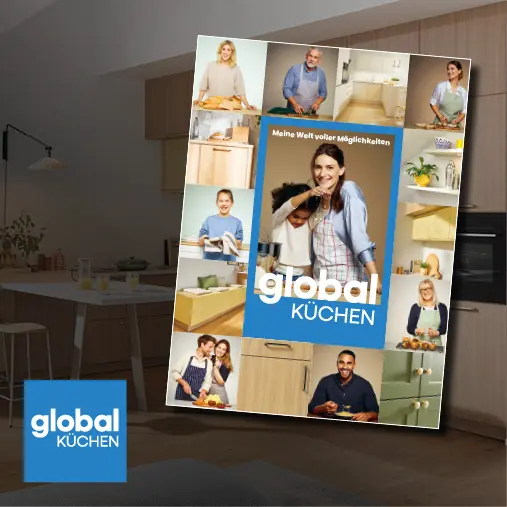 Helle Einbauküche mit Holzfronten, Esstisch und Sitzbank